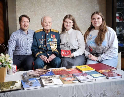 Волонтеры Победы вместе с Председателем Движения поздравили 105-летнего ветерана с выходом книги о Великой Победе